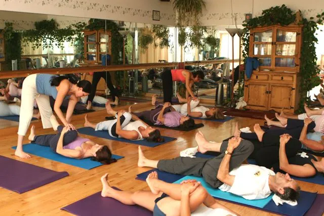Photo of lezione yoga singola: Confronta il prezzo di lezione yoga singola in diversi paesi e vedi quanto pesa sul salario medio locale